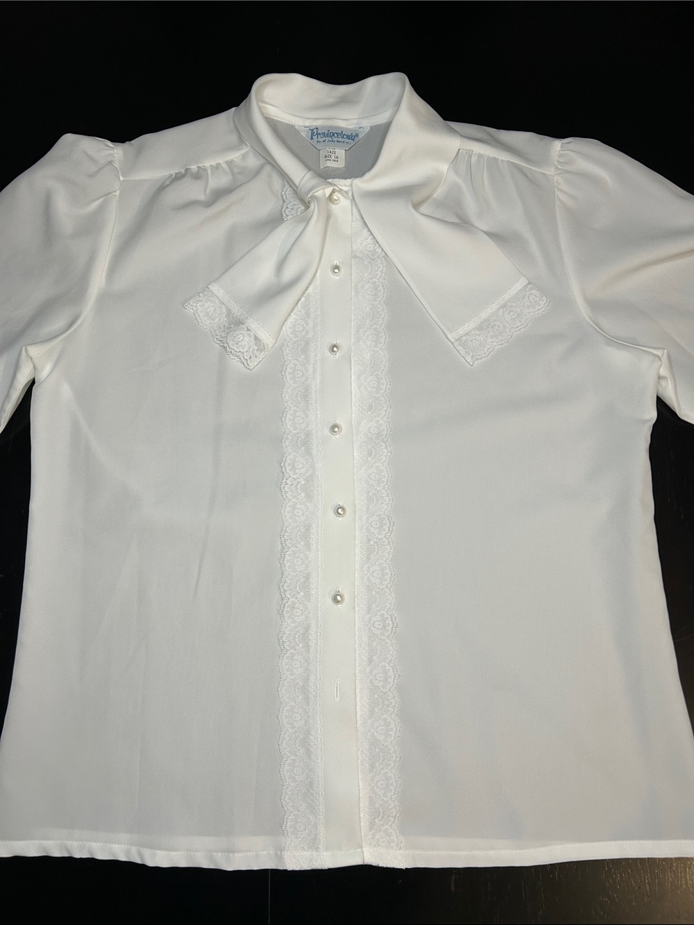 Vintage White Lace-Trim”kittyBow” tie Neck secretary style blouse wpearl button